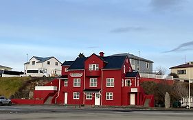 Guesthouse Hvammur By The Harbour